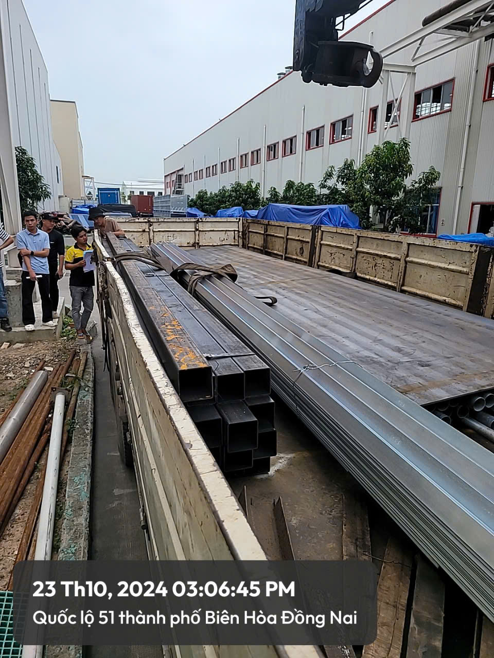 Thép hộp đen và thép V mạ kẽm giao hàng này 23/10