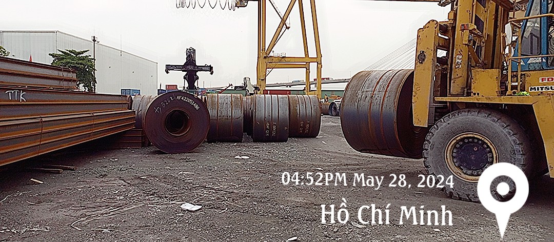 Thép Trung Tín Kim đang mang cuộn HRC về kho để cắt hàng giao khách